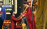 IIFA 2015: Watch Ranveer Singh Proposing To Deepika Padukone On Stage